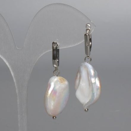 Cercei baroci din perle cu nuanță benzină, diametru aproximativ 18 mm, lungime aproximativ 38 mm, închidere engleză