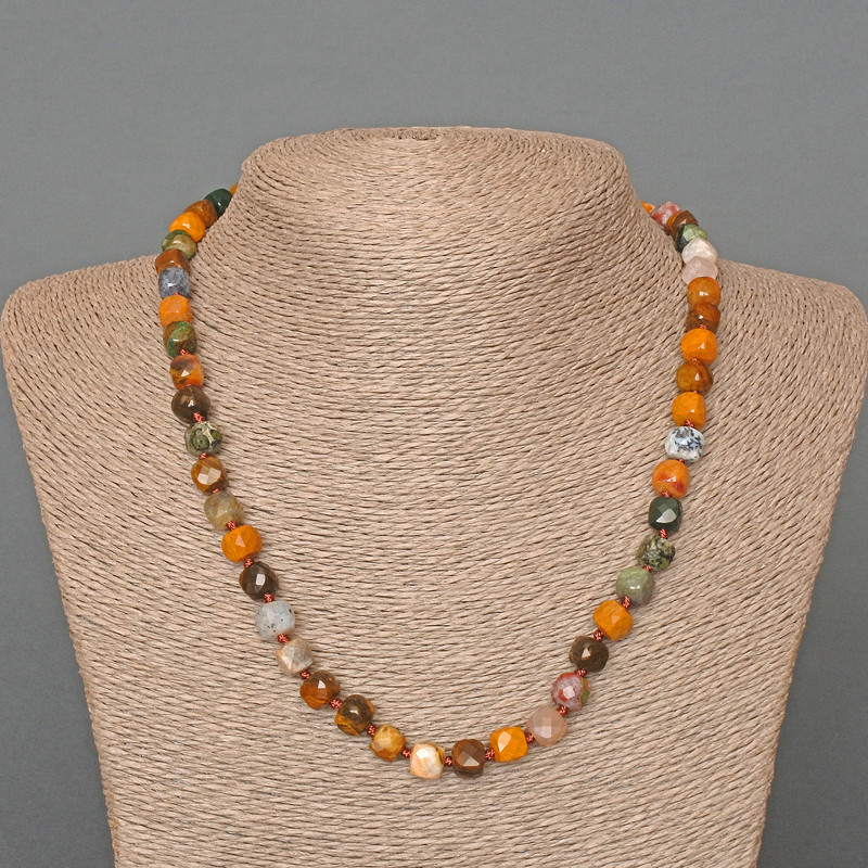 Colier din jasper natural, cuburi facetate, diametrul de aproximativ 7,5 mm, lungime 48 cm