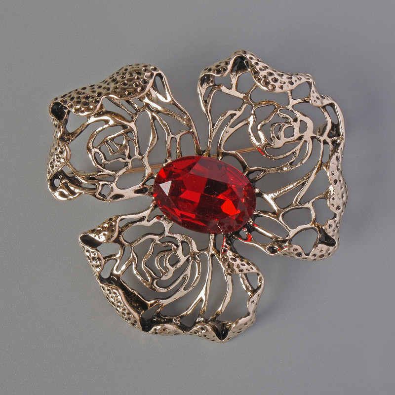Broșă-pendulă Floare, cristal roșu, metal argintiu, 52×52 mm