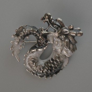 Broșă-pendativ Dragon, argintiu cu email negru și gri 42×42 mm