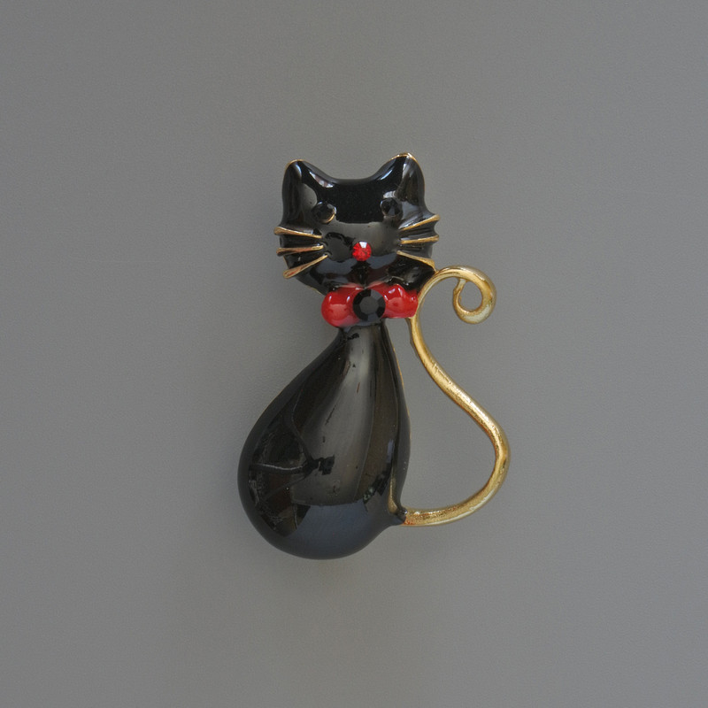 Broșă pandantiv Pisicuță email negru, strasuri, metal auriu 25×39 mm