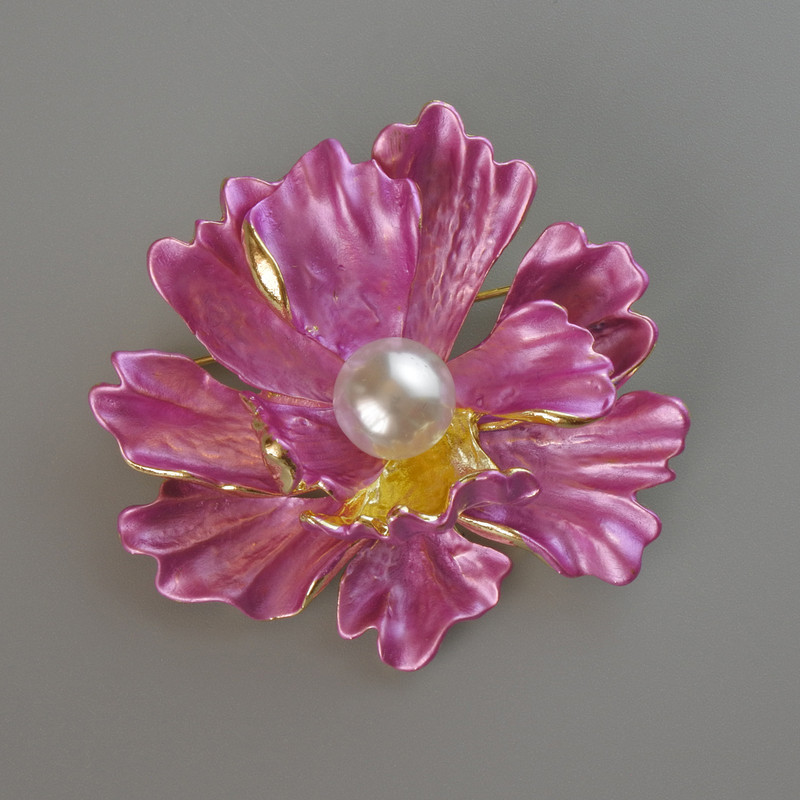 Broșă-pendent floare roz mat, emailată și o mărgea albă, metal auriu 46×43 mm