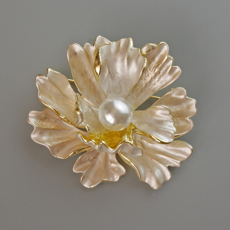 Broșă-pandantiv Floare albă, email mat și mărgea albă, metal auriu 46×43 mm