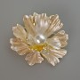 Broșă-pandantiv Floare albă, email mat și mărgea albă, metal auriu 46×43 mm