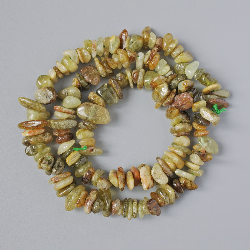 Mărgele de grosular (granat verde), piatră naturală mărunțită, diametrul 8x3 mm ±, lungime 40 cm ± pe șnur