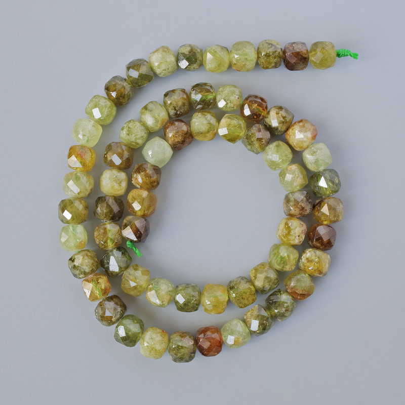 Mărgele de grosular (granat verde), piatră naturală tăiată în formă de cub, diametrul de 5 mm +/-, lungimea de 39 cm +/- pe șnur