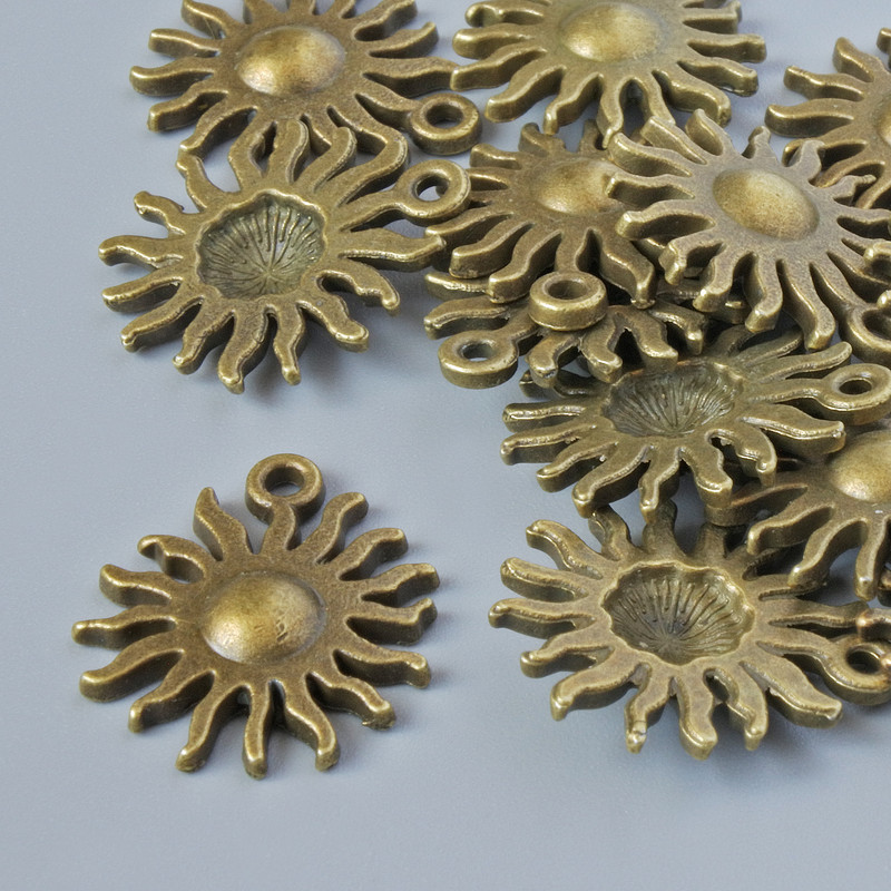 Pandantiv «Soarele», diametru 17x13 mm, diametrul orificiului 1,5 mm, lot 13 buc ±, culoare bronz a metalului