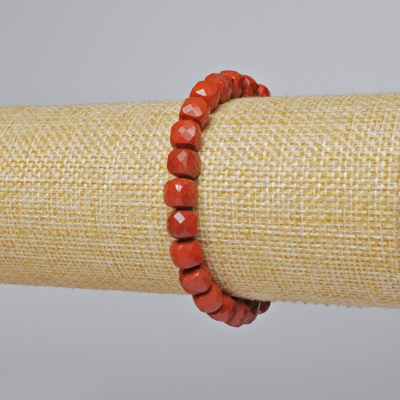 Brățară din jasper roșu natural, cuburi tăiate facetate, diametrul 7 mm ±, lungime 18 cm ± (elastic)