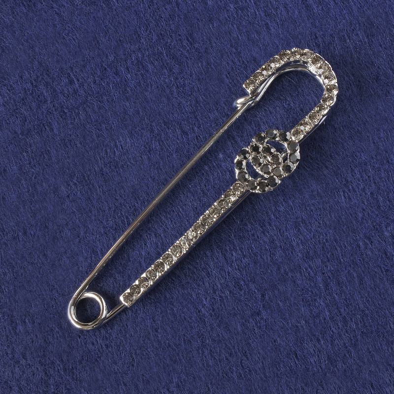 Broșă cu ac, strasuri negre, metal argintiu 71×16 mm+