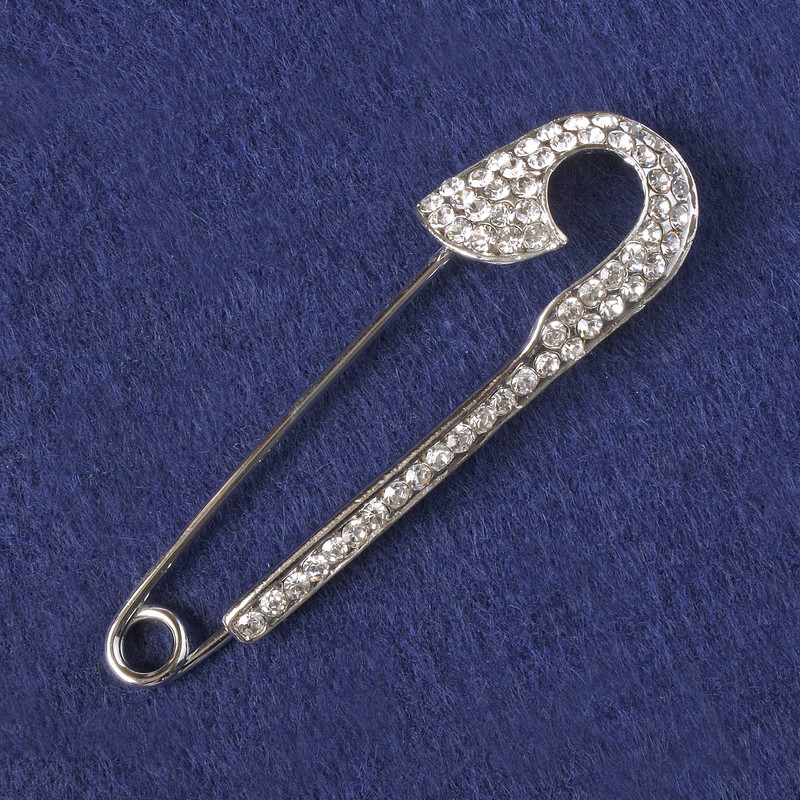 Broșă cu ac, cristale albe, metal argintiu 71x19mm+