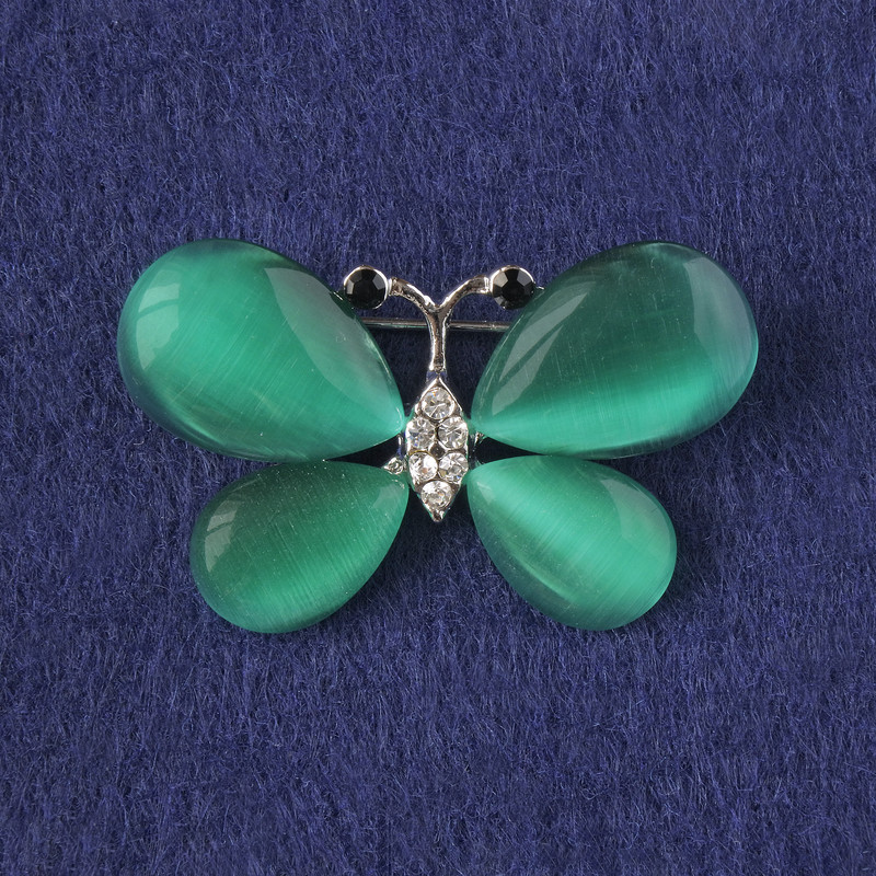 Broșă «Fluture» cu ochi de pisică verde, cristale albe, metal argintiu 25x38mm+