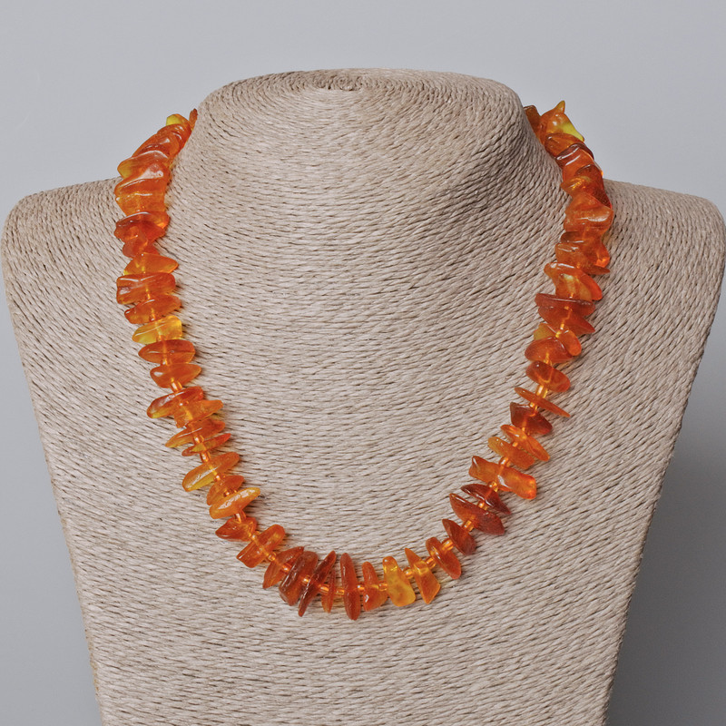 Colier din chihlimbar tăiat, diametrul 12×3 mm, lungime 39 cm +/-, cu mărgele; lungime totală 45–48 cm +/-