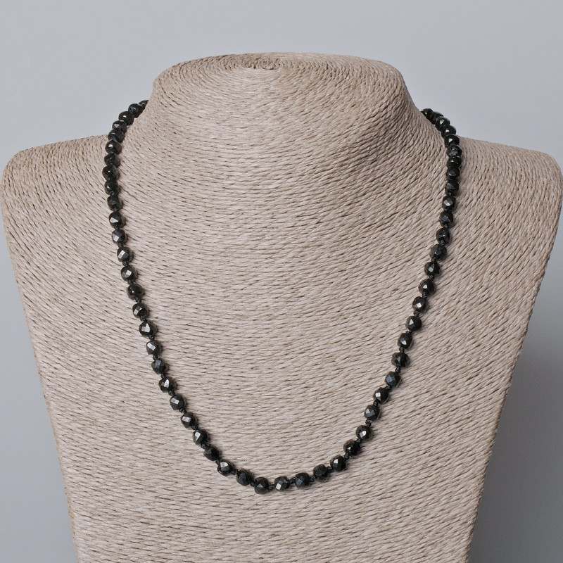Colier din turmalină neagră naturală, piatră tăiată în cuburi, diametrul aproximativ de 5 mm, lungimea 45-49 cm