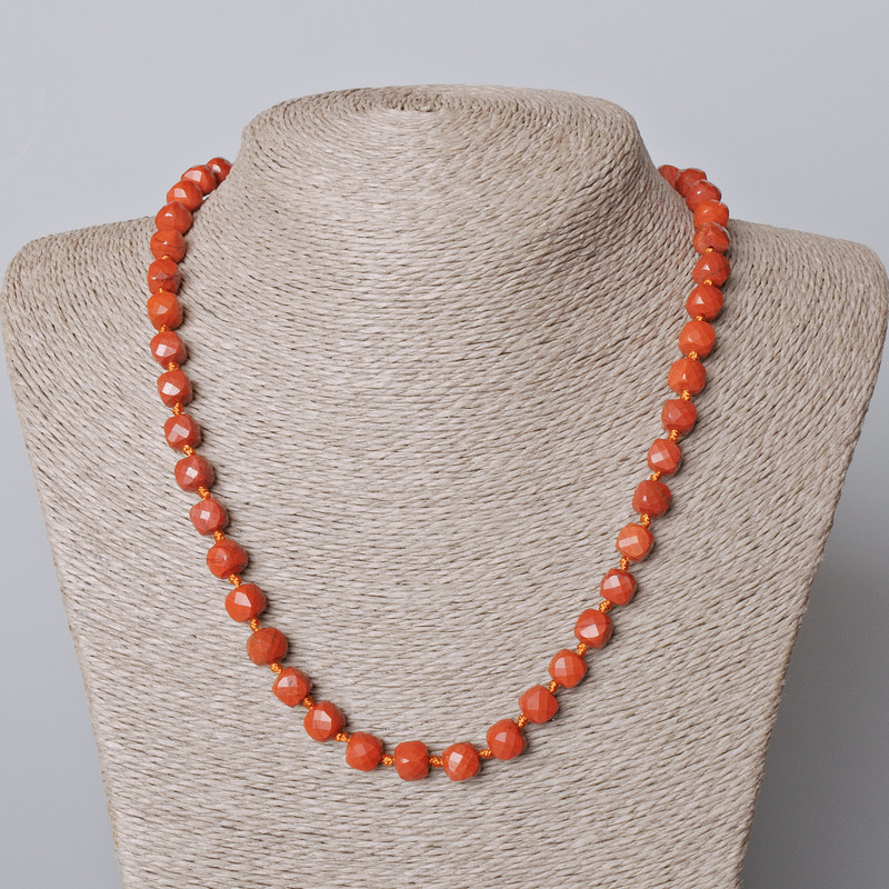 Colier din jasper roșu natural, cu cuburi tăiate, diametrul aproximativ 7,5 mm, lungime 45-49 cm