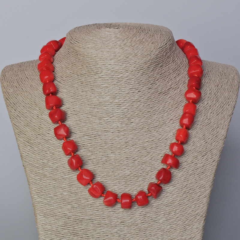 Colier din coral natural, fațetat, diametrul 11×10 mm, lungime 45–50 cm