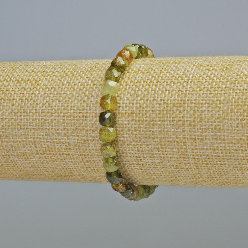 Brățară Grosular verde granat, piatră naturală tăiată în cuburi, diametru 6 mm +/- (pe bază elastică), lungime 18 cm+