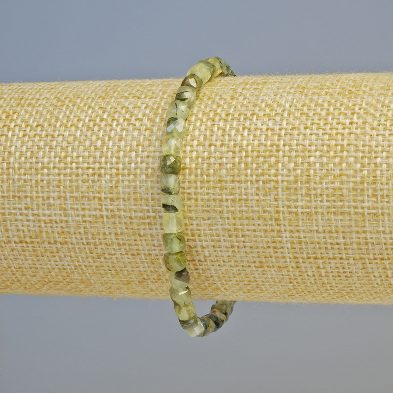 Brățară din prehnit, piatră naturală, cub facetat, diametrul 4 mm ± (elastic), lungime 18 cm+