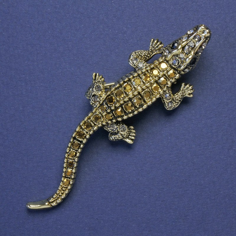 Broșă cu pandantiv Crocodil, cristale aurii, culoare aurie a metalului 75×21 mm+