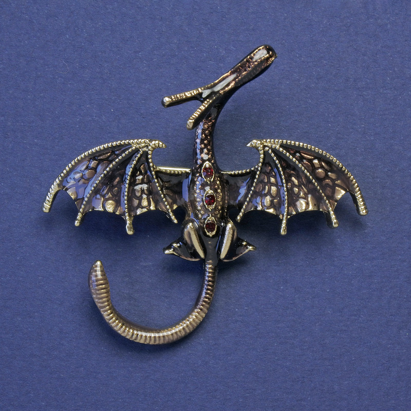 Broșă cu pandantiv Dragon, email bronz, strasuri roșii, culoare metal auriu, 48x45 mm+