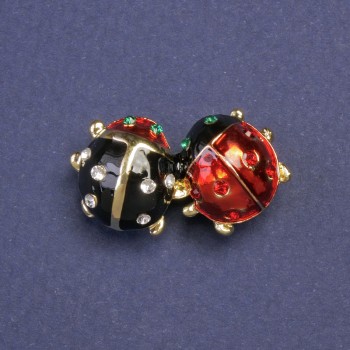 Broșă Buburuzei, email negru și roșu, metal într-o nuanță aurie, 15×28 mm