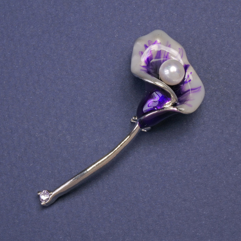 Broșă cu pandantiv în formă de floare Calla mov email, culoare metalului argintiu, 52×23 mm+