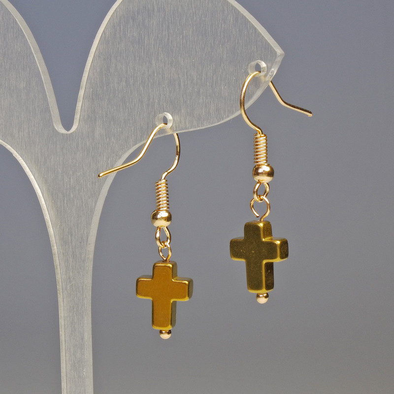 Cercei din hematit în formă de cruciulițe aurii, diametru aproximativ 8×10 mm, lungime 3 cm