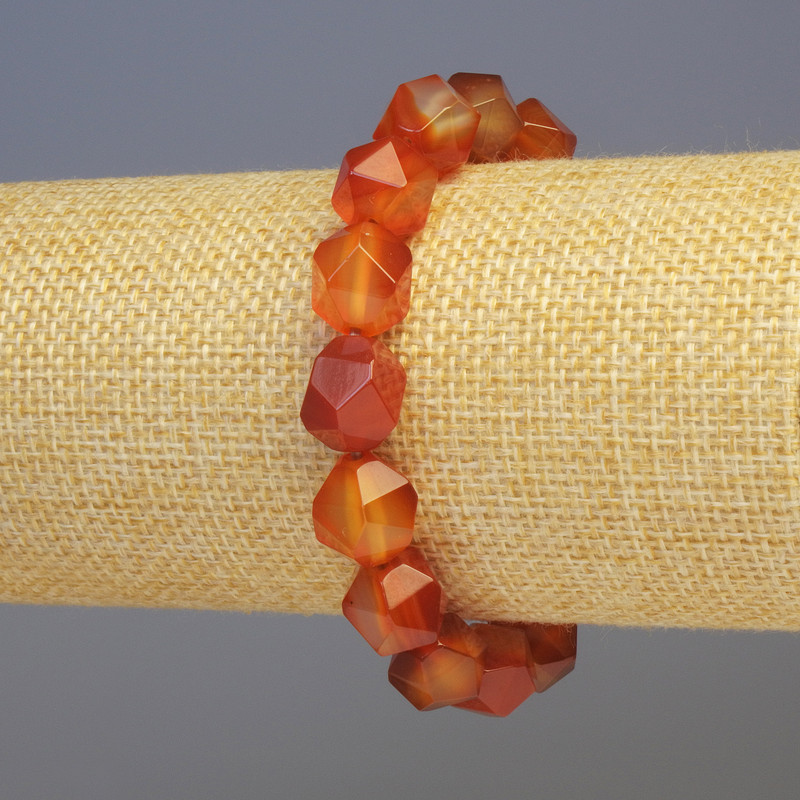 Brățară din carneol natural, formă multifacetată, diametrul 11×11 mm, lungime 18 cm, pe elastic