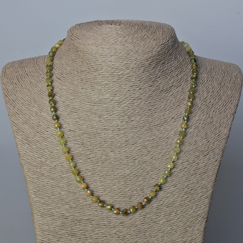 Colier Grosular (granat verde) din piatră naturală tăiată cub, diametru aproximativ 5x5 mm, lungime 51 cm