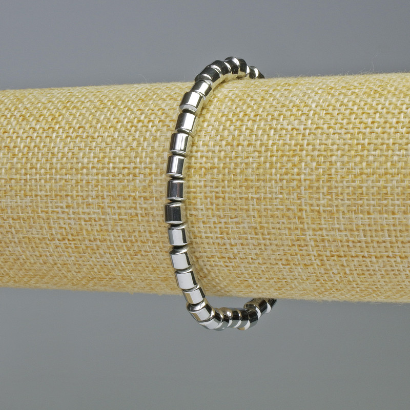 Brățară din hematit, cilindri argintii, diametru aproximativ 5×5 mm, lungime 18 cm, pe bandă elastică