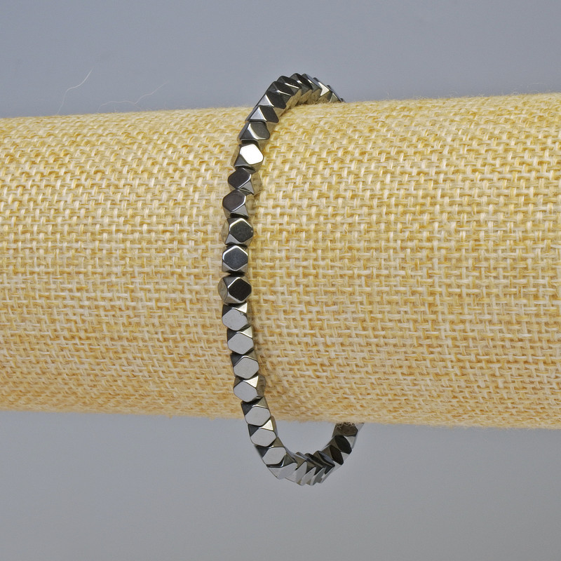 Brățară din hematit, formă poligonală, culoare neagră, diametru 4x4 mm, lungime 18 cm, elastică