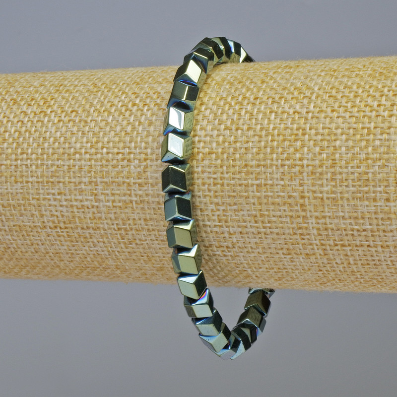 Brățară din hematit cu hexagoane în zig-zag, culoare verde camaleon, diametru 6x6 mm, lungime 18 cm, pe bandă elastică