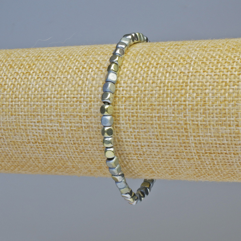Brățară din hematit cu cuburi, culoare albastru-auriu, finisaj mat și lucios, diametrul cuburilor aproximativ 4×4 mm, lungime aproximativă 18 cm, bandă elastică