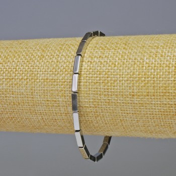 Brățară din hematit dreptunghiulară, culoare argintie, dimensiune 9×3 mm, lungime 18 cm, pe bandă elastică