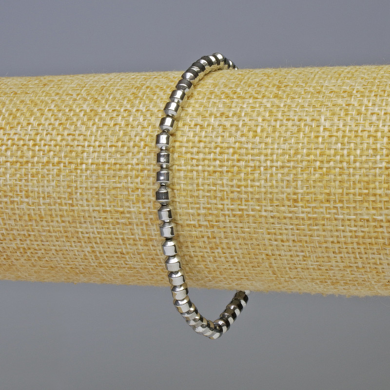 Brățară din hematit cilindric, culoare argintiu deschis, diametru 4x4 mm, lungime 18 cm, pe bază elastică