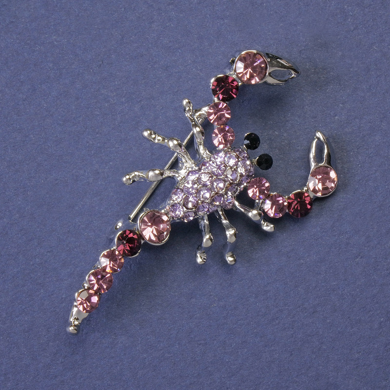 Broșă Scorpion cu strasuri roz și mov, culoare argintie a metalului, 47×25 mm +