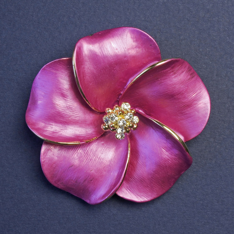 Broșă floare cu cristale albe, 50×50 mm ±, email roz perlat, metal auriu