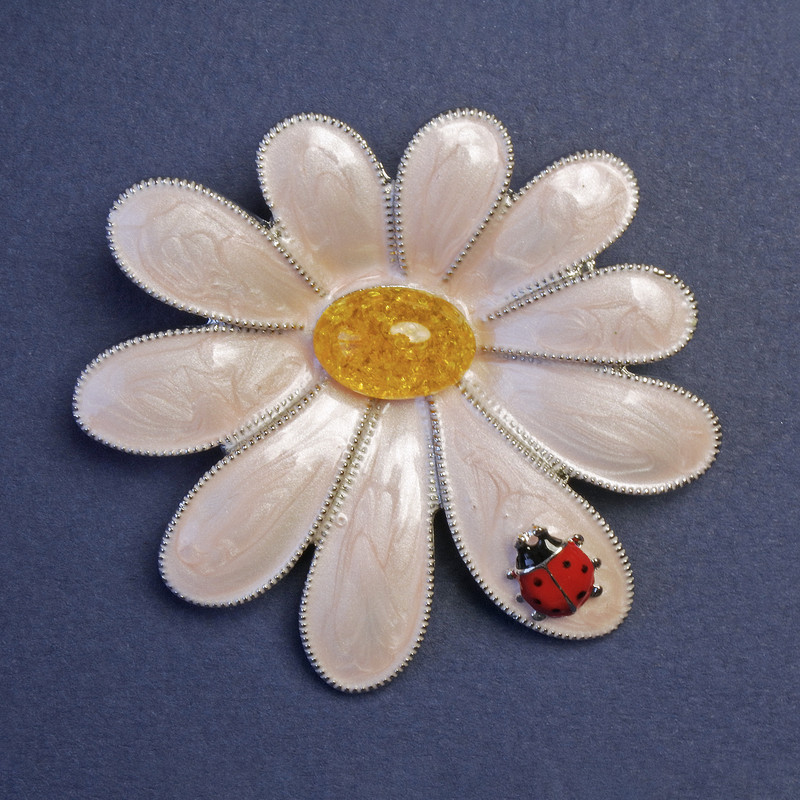 Broșă Floare cu Buburuza, 56x52 mm, emală roz și galbenă, metal argintiu