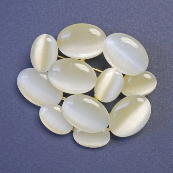 Broșă cu piatră ochi de pisică bej (sintetic) 45×50 mm ± metal auriu