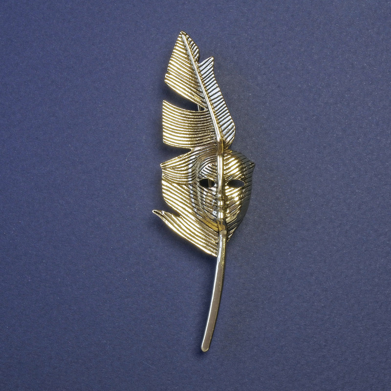 Broșă-pendativă „Penele Scriitorului cu mască”, metal închis auriu, 80×23 mm - +