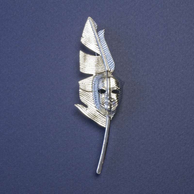 Broșă pandantiv Pană a scriitorului cu mască, metal argintiu 80x23mm-+