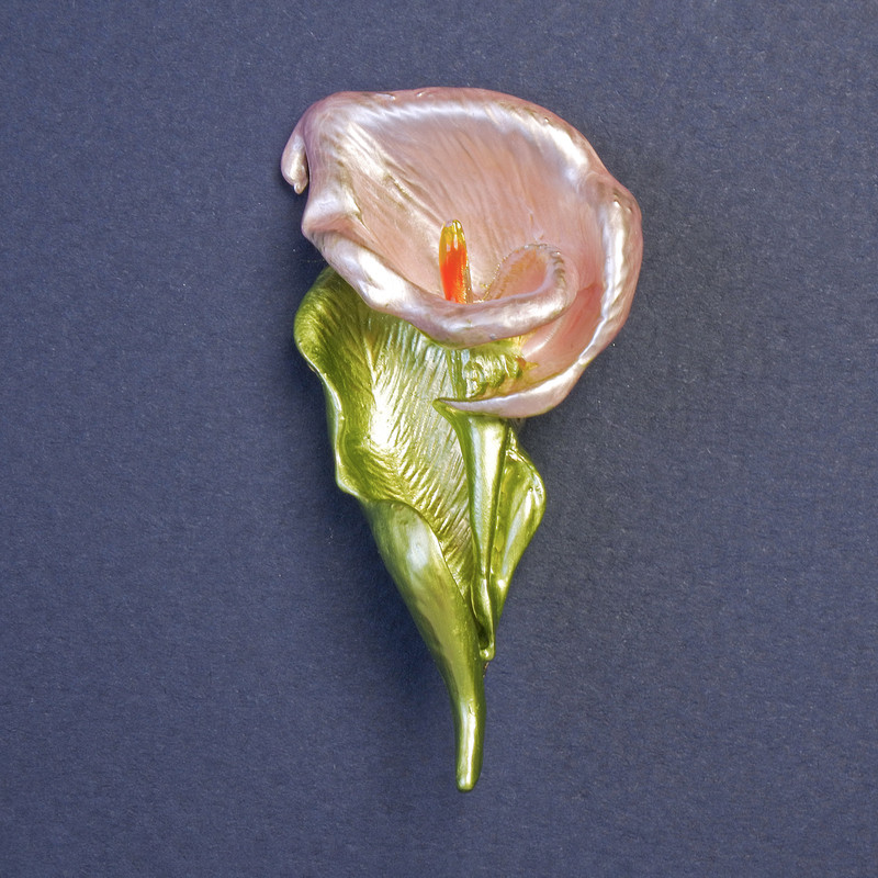 Broșă floare Calla roz 54×27 mm ± email verde, metal auriu