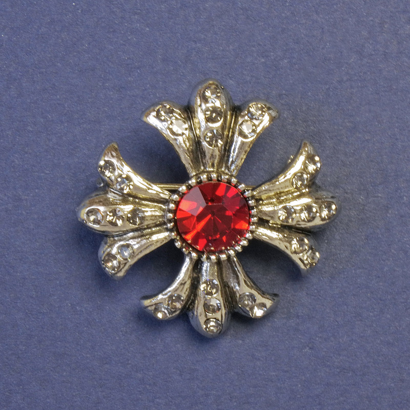 Broșă Accent cu cristal roșu în formă de cruce malteză 30x30 mm ± metal argintiu