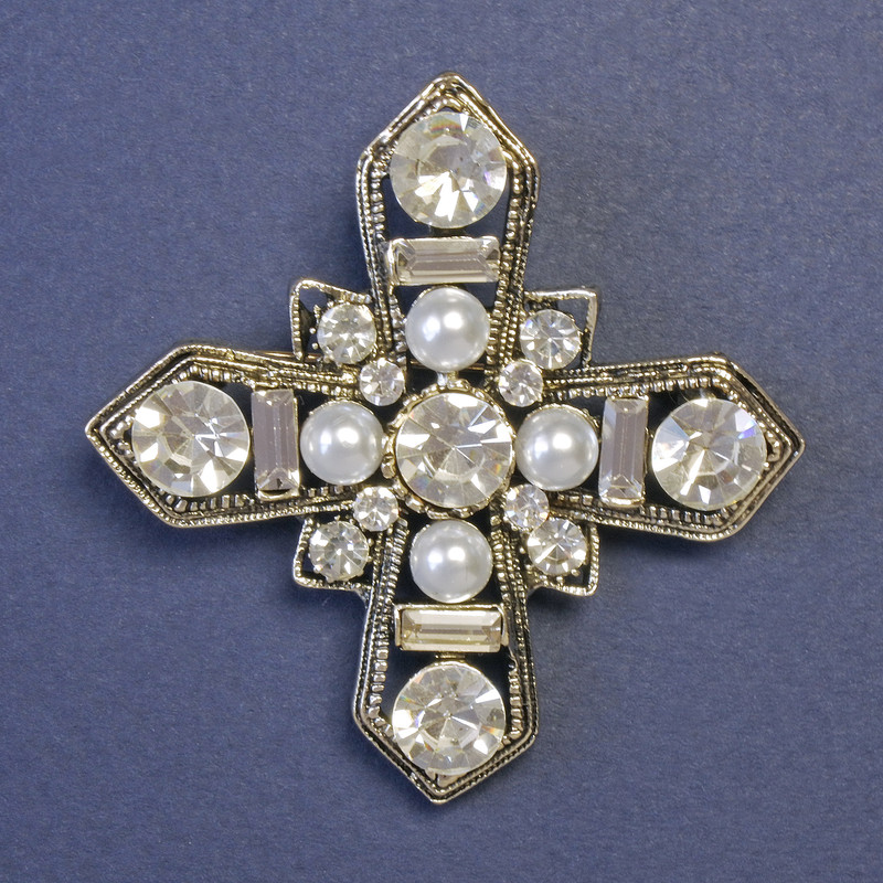 Broșă în formă de Cruce Malteză, împodobită cu perle albe și strasuri, 52×52 mm, metal argintiu