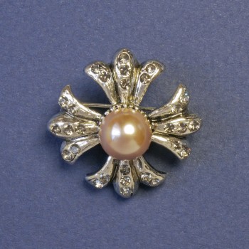 Broșă Accent cu perlă, cruce malteză, 30×30 mm ±, metal argintiu
