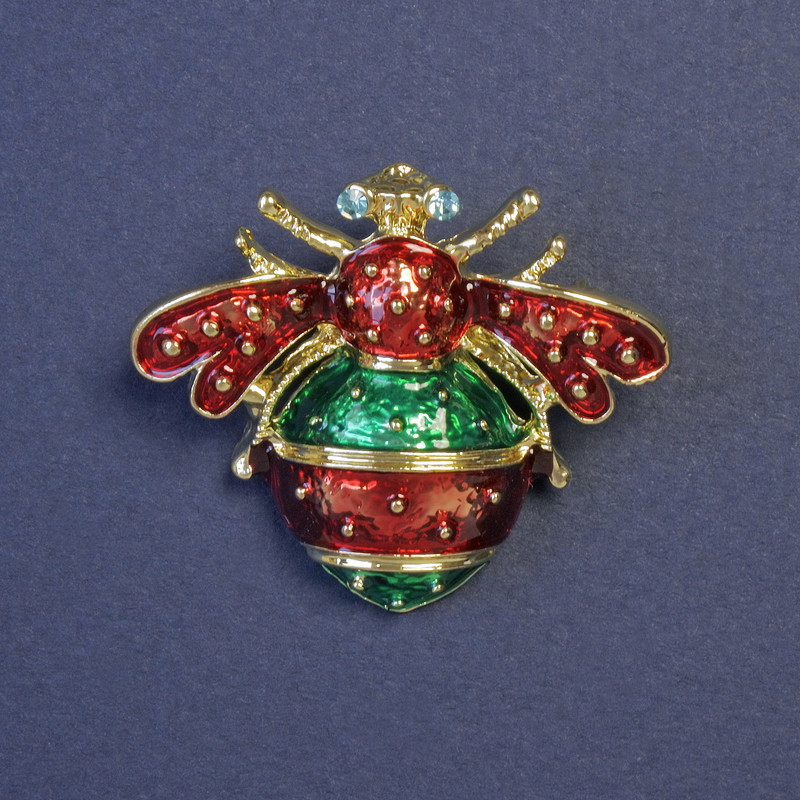 Broșă «Insectă» roșie și verde email, metal auriu, 32×38 mm