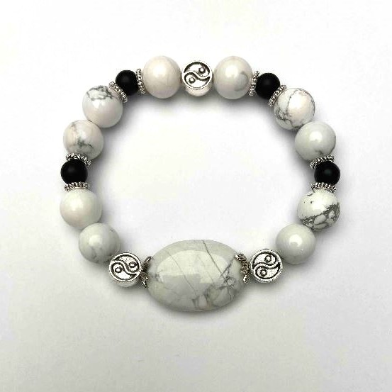 Brățară din kaholong cu bile, diametru 10 mm, formă sferică; inserții ovale din șungit, dimensiuni aproximative 25×18 mm; lungime 18 cm; pe elastic