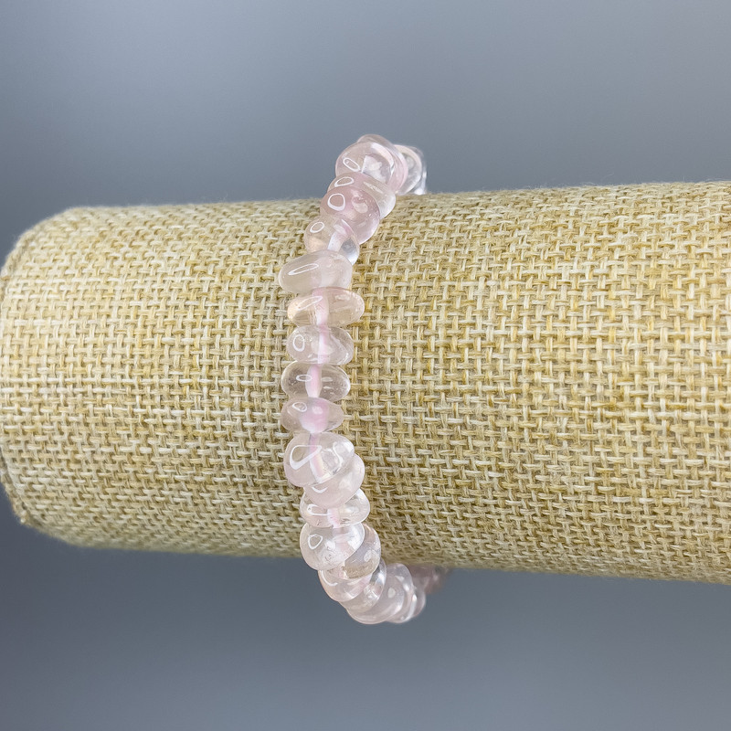 Brățară din cuarț roz, fragmente de 9×4 mm, lungime 18 cm, elastică