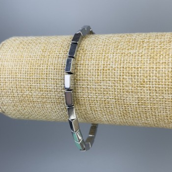 Brățară din hematit în formă dreptunghiulară, culoare argintie, dimensiuni 8x4 mm, lungime 18 cm, pe bandă elastică