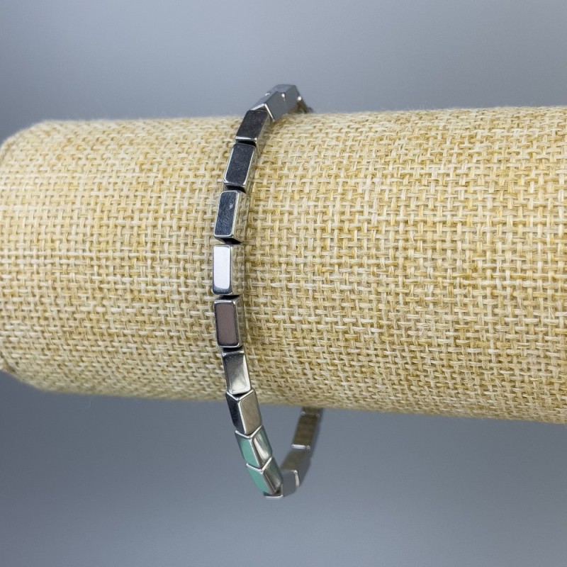 Brățară din hematit în formă dreptunghiulară, culoare argintie, dimensiuni 8x4 mm, lungime 18 cm, pe bandă elastică