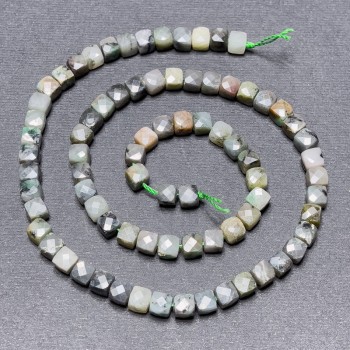 Mărgele de smarald pe șnur, cuburi tăiate, diametru 5 mm, lungime aproximativă 38 cm